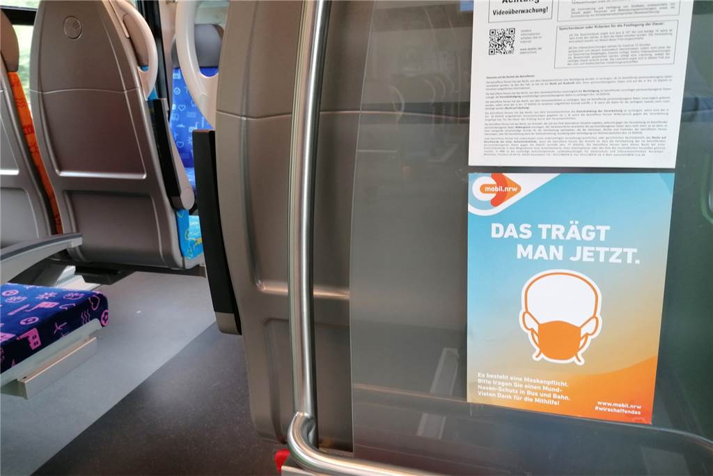 Maskenpflicht: Zwischen Beliebigkeit und fehlender Kontrolle Plakate weisen an allen Einstiegen der S-Bahn-Züge charmant auf die Maskenpflicht hin.