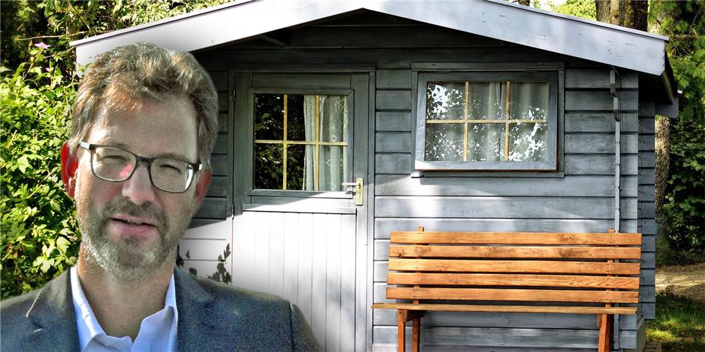 Planungsdezernent Ralf Bülte vor einem Gartenhaus.