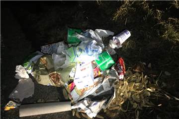 Plastikbecher, Papierrollen, aber auch Kartoffelschalen: Der Müll, den ein Mann Anfang März in der Nähe von Siddinghausen entsorgte, war bunt gemischt.