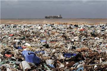 Plastikmüll an einem Strand im Libanon. Foto: Marwan Naamani
