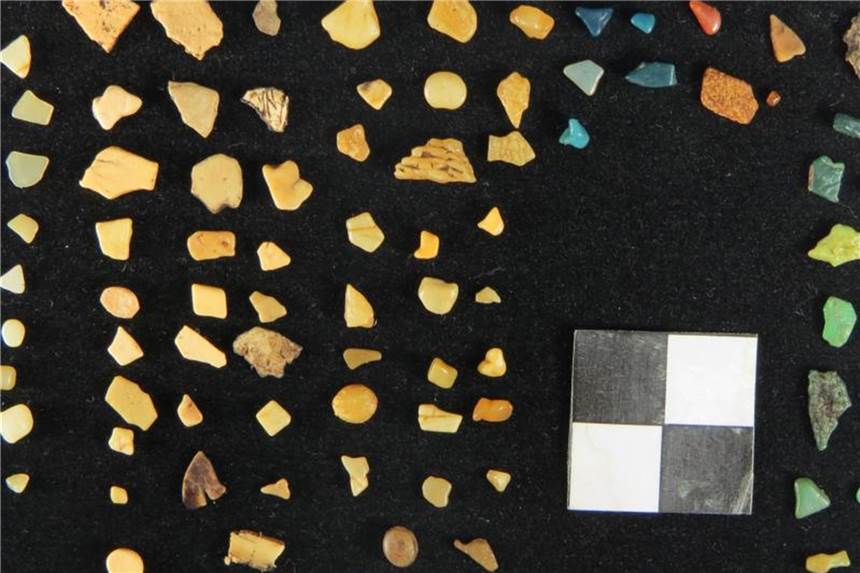 Plastikteilchen aus dem Magen eines Weihnachts-Sturmtauchers (Puffinus nativitatis), der tot auf der Pazifikinsel Salas y Gómez gefunden wurde. Foto: Matías Portflitt Toro/Universidad Católica del Norte