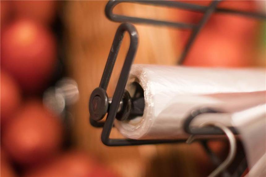 Uruguay verbietet nicht biologisch abbaubare Plastiktüten Plastiktüten in einem Supermarkt. Uruguay verbietet Herstellung, Einfuhr, Vertrieb, Verkauf und die Lieferung von Plastiktüten, die nicht biologisch abbaubar oder kompostierbar sind. Foto: Marcel Kusch/Symbol
