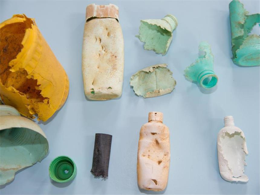 Das wollen Unternehmen: Plastikmüll aus Meeren ziehen Platikobjekte, die von Haien oder Meeresschildkrötten attackiert wurden. Sie weisen Bissspuren auf. Foto: Stefan Sauer