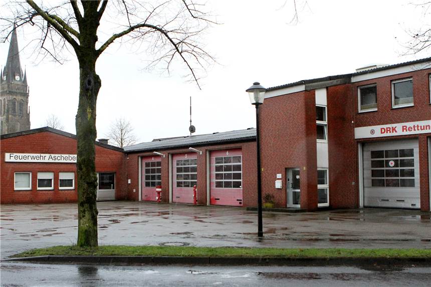 Zu groß und zu nah an den Nachbarn: Combi kommt doch nicht nach Ascheberg Platz für einen neuen Supermarkt: Das Feuerwehrgerätehaus sowie die Rettungswache sollen weichen und an der Ecke Lüdinghauser Straße / Raiffeisenstraße einen neuen Standort finden. Die Pläne des Investors Bünting, hier einen Combi-Supermarkt zu bauen, können nicht genehmigt werden, teilte die Gemeinde Ascheberg nun mit.
