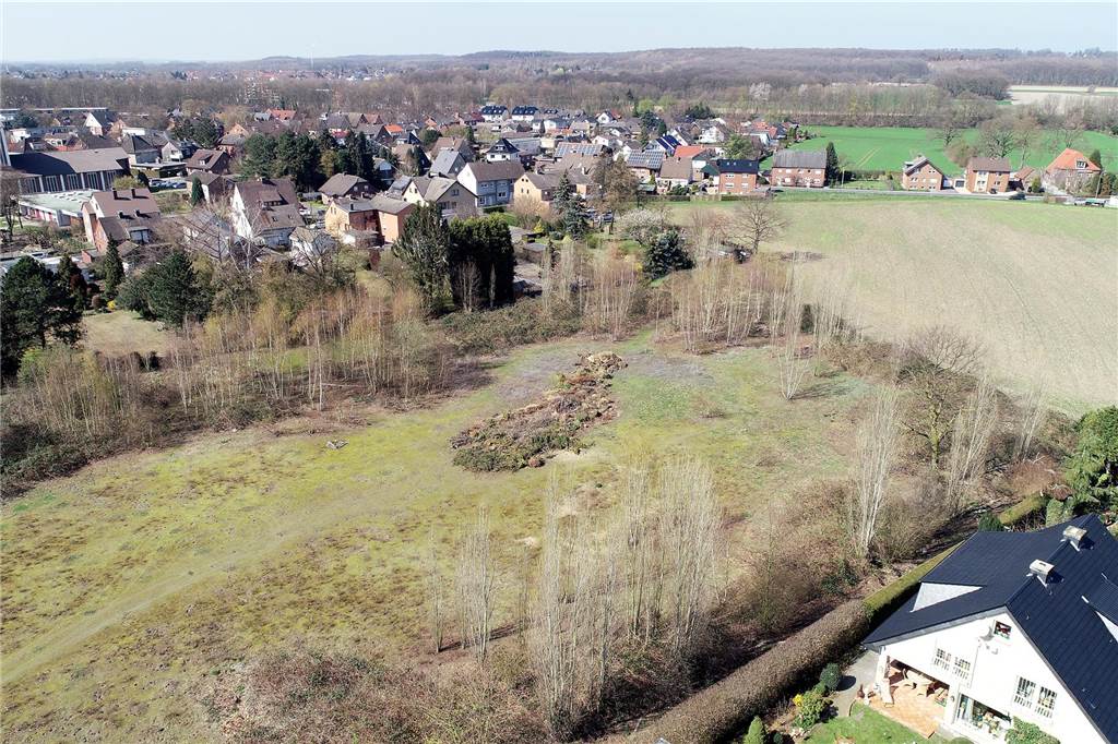 Ursprünglich sollte die Bebauung bis zur Dorfstraße reichen. Daraus ist nichts geworden. Der Bebauungsplanentwurf sieht jetzt lediglich den ehemaligen Sportplatz vor. 