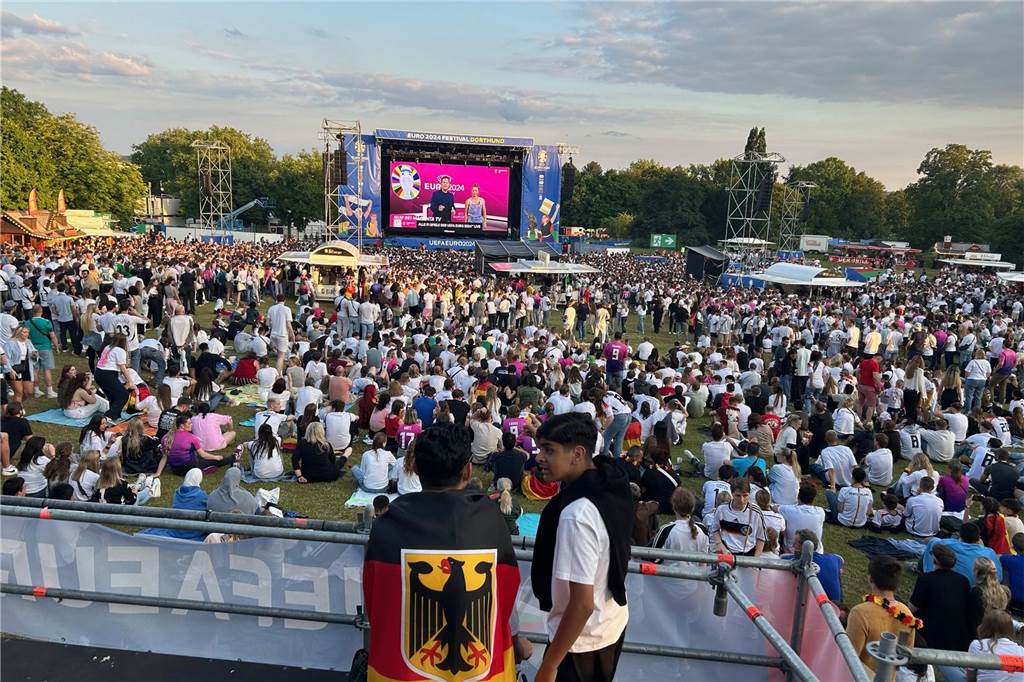Die Festwiese im Westfalenpark Dortmund beim Public Viewing während der Euro2024