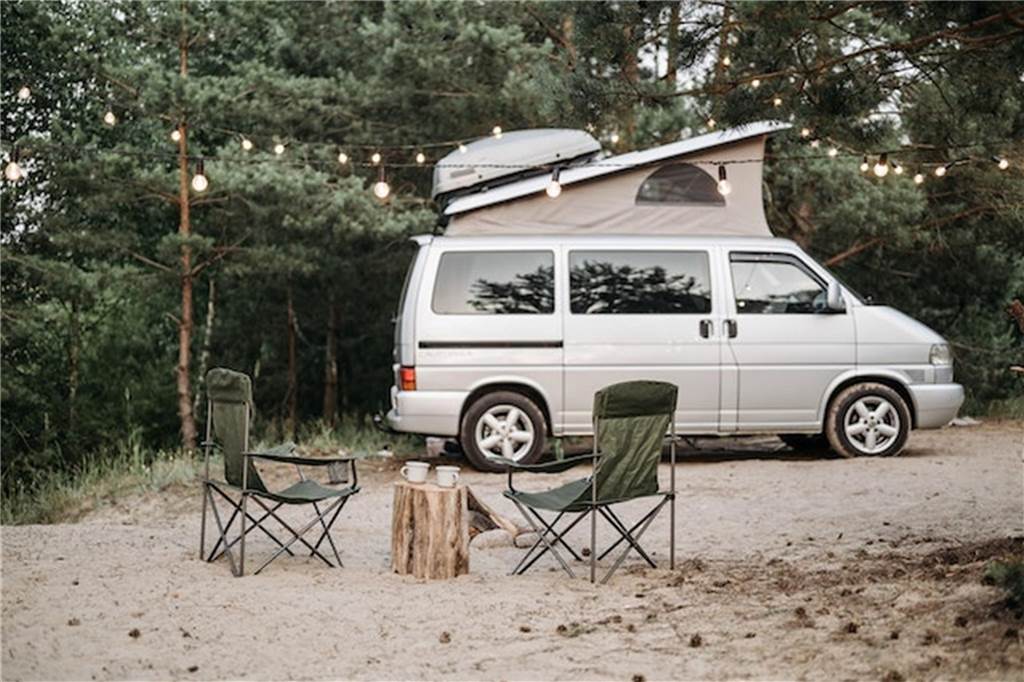Freiheit und Freizeit genießen: Mit dem Camper durch NRW wohnmobil mit campingstühlen auf einem platz