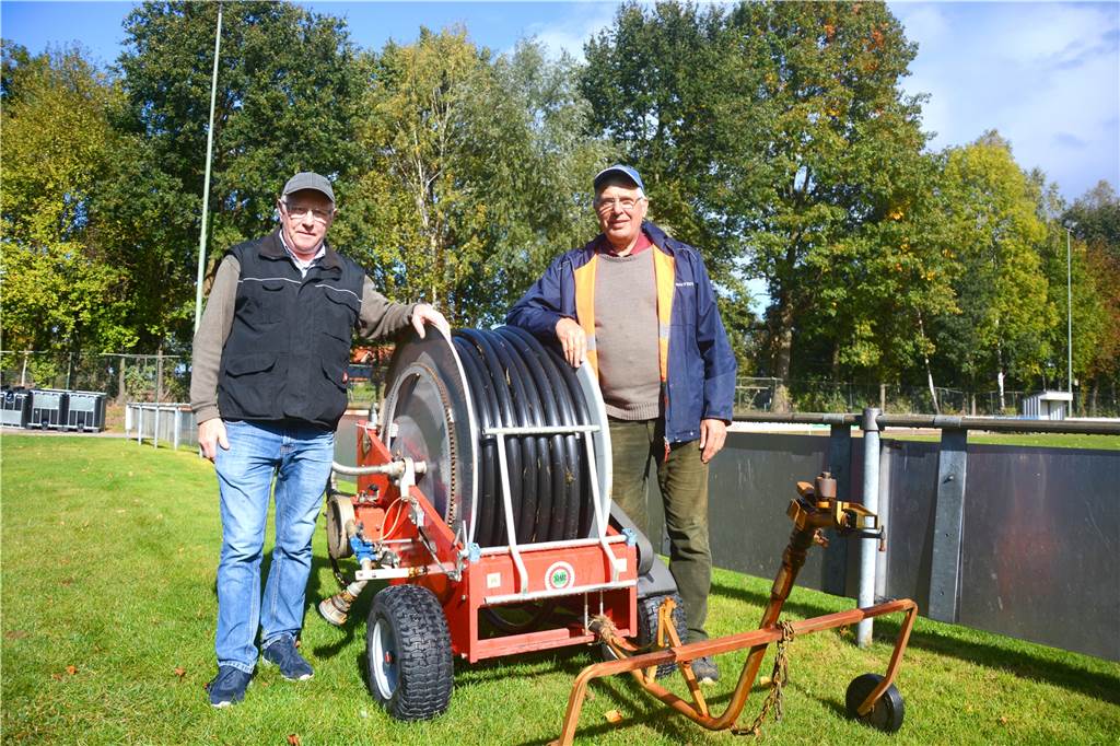 FC Oeding beantragt 30.000 Euro Zuschuss für eine neue Beregnungsanlage Platzwart Johannes Ostendorf (r.) und Franz Jägering an der mobilen Beregnungsanlage. Beide hoffen darauf, dass der Verein bald eine neue Beregnungsanlage bekommt.