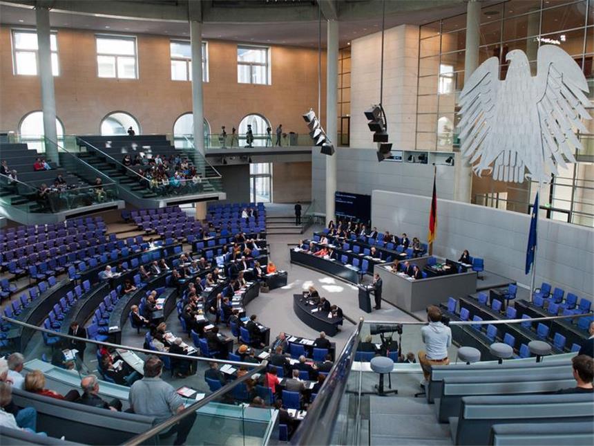Was die NRW-Abgeordneten nebenbei verdienen Plenarsaal des Bundestages: In den Streit über die Offenlegung der Nebeneinkünfte von Abgeordneten kommt Bewegung. Foto: Maurizio Gambarini