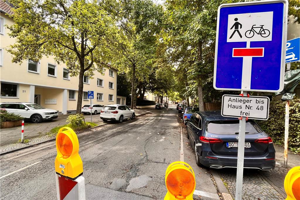 Wichtige Straße in Richtung Innenstadt ist plötzlich eine Sackgasse Plötzlich Sackgasse: Die Prinz-Friedrich-Karl-Straße ist noch bis voraussichtlich Mitte September nur zu einem Teil befahrbar.