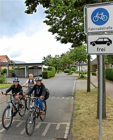 <p>Mirko, Konrad und Leon benutzen die Fahrradstraße täglich - und die Viertklässler finden sie gut. Aber nicht alle Wüllener können sich mit der Regelung anfreunden.