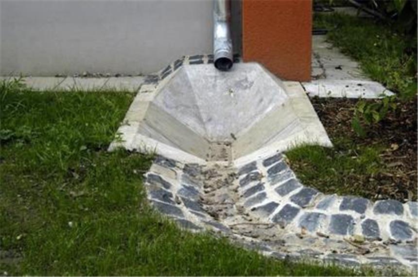 Regenwasser fließt nun in die Emscher <p>Mittels eines eigens entwickelten «Quellsteins» wird das Niederschlagswasser in trapezförmige Rinnen geleitet. privat</p>