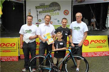 Poco-Filialleiter Bernd Jost (2.v.l.) kam repräsentativ als Sponsor zum Bundesradsporttreffen.