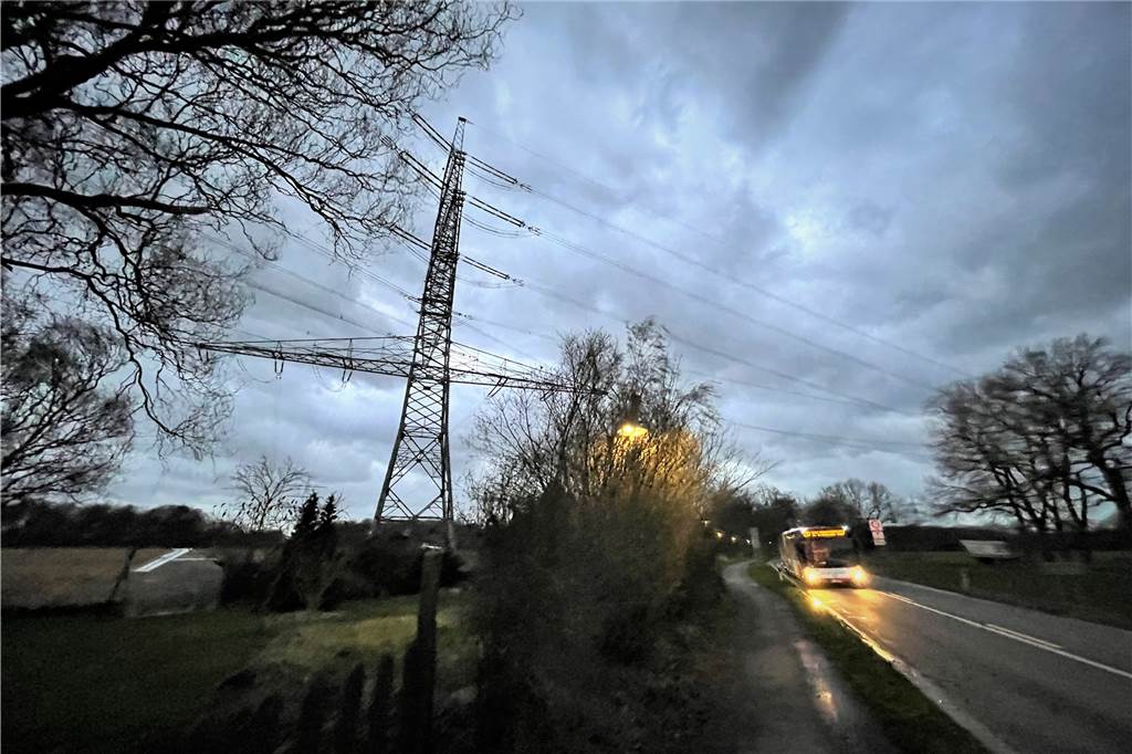 Amprion gegen Bürgerinitiative: Harter und lauter Kampf in Castrop-Rauxel Pöppinghausen ist umzingelt und zum Teil auch überspannt von Hoch- und Höchstspannungsleitungen. Das wird in Zukunft noch mehr, die Energiewende verlangt noch stärkere Netze.
