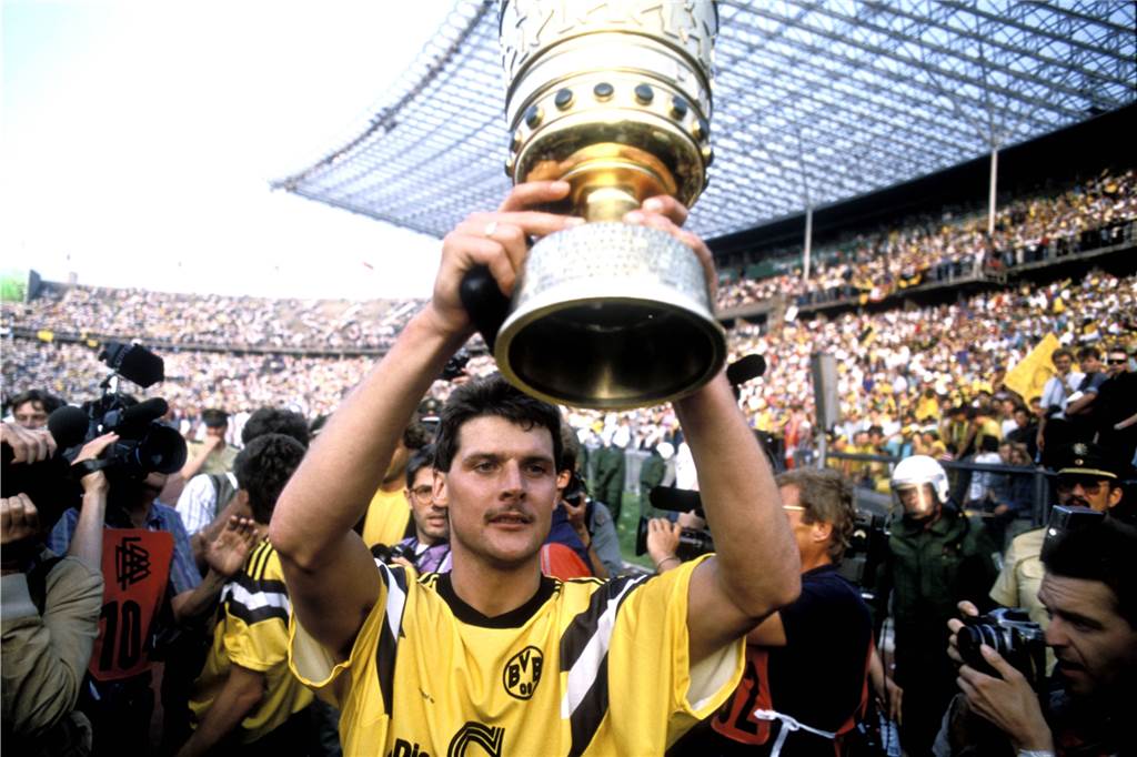 Nobby Dickel wird gegen Bremen im DFB-Pokalfinale zum Helden des BVB Pokal-Hekld Nobby Dickel streckt jubelnd die Trophäe in die Luft.