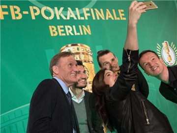 Pokalbotschafterin Katarina Witt machte ein Selfie mit Hans-Joachim Watzke, Nuri Sahin, Alexander Meier und Fredi Bobic. Foto: Soeren Stache