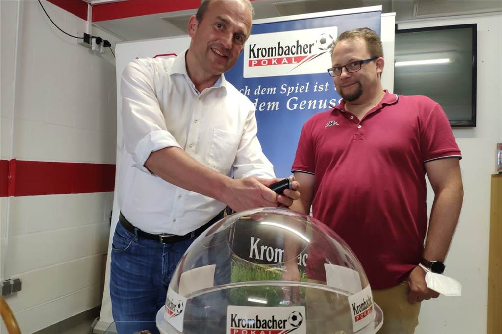 Kuriose Regelung: In einem Fußballkreis bestimmt der Sponsor, wo die Spiele stattfinden Pokalspielleiter im Kreis Unna/Hamm Jens Dolch (r.) bei der Auslosung der ersten Runde des diesjährigen Wettbewerbs mit Sponsor-Vertreter Stefan Schmal.