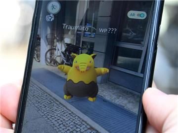 «Pokemon Go» hält Kinder in Bewegung. Krankenkassen warnen aber auch vor einer erhöhten Unfallgefahr. Foto: Andrea Warnecke