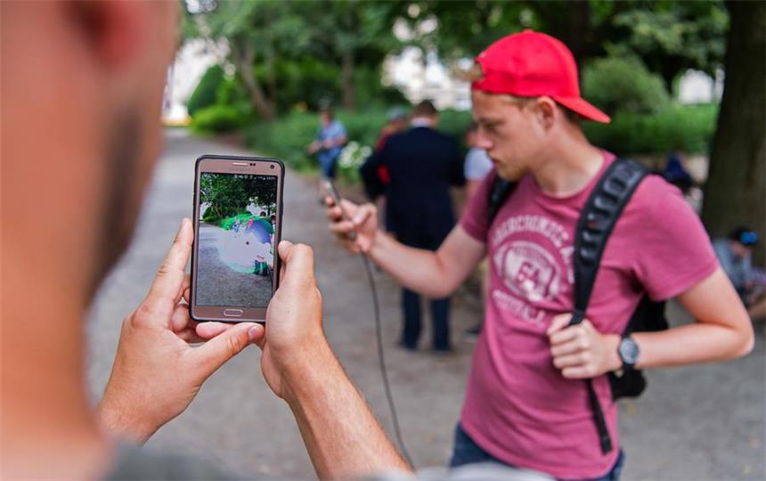 Was sie über "Pokémon Go" wissen müssen Pokémon-Go-Spieler sind in Hannover auf Monsterjagd.