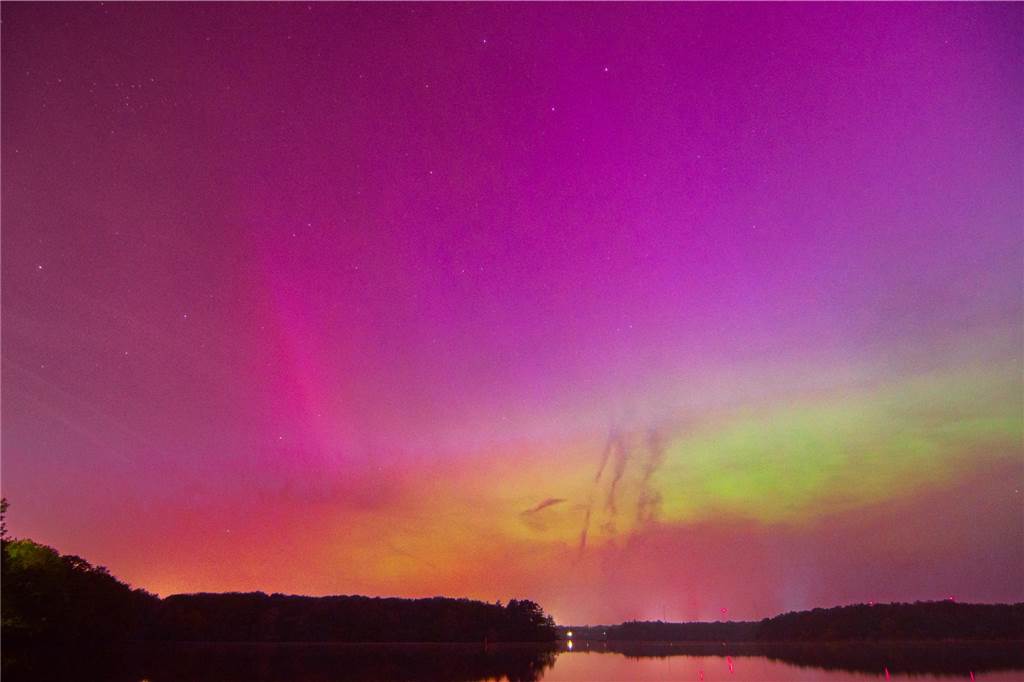 Polarlichter über dem Stausee.