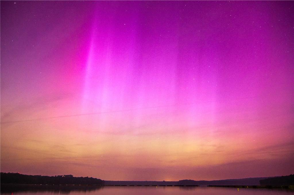 Polarlichter über dem Stausee.