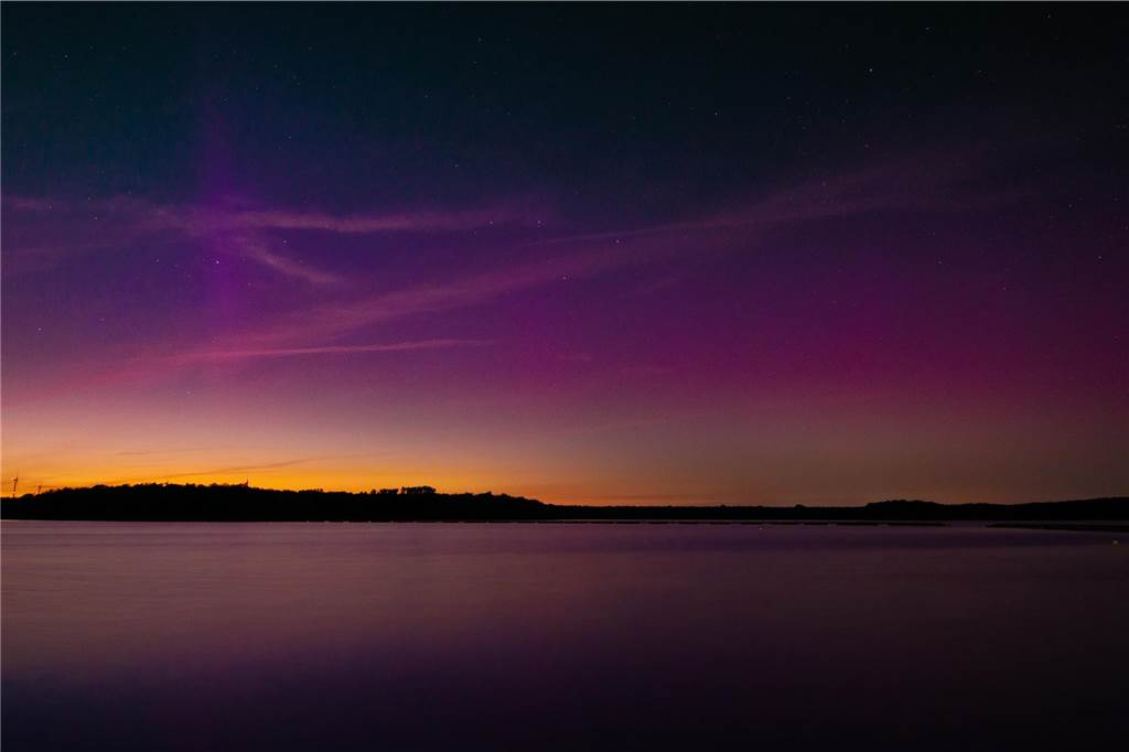 Polarlichter über dem Stausee.