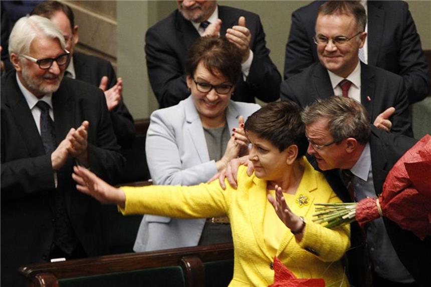 Polens Regierungschefin Szydlo tritt zurück Polens Ministerpräsidentin Beata Szydlo jubelt im Parlament in Warschau, nachdem die polnische Regierung ein Misstrauensvotum im Parlament überstanden hat. Foto: Czarek Sokolowski