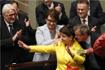 Polens Ministerpräsidentin Beata Szydlo jubelt im Parlament in Warschau, nachdem die polnische Regierung ein Misstrauensvotum im Parlament überstanden hat. Foto: Czarek Sokolowski