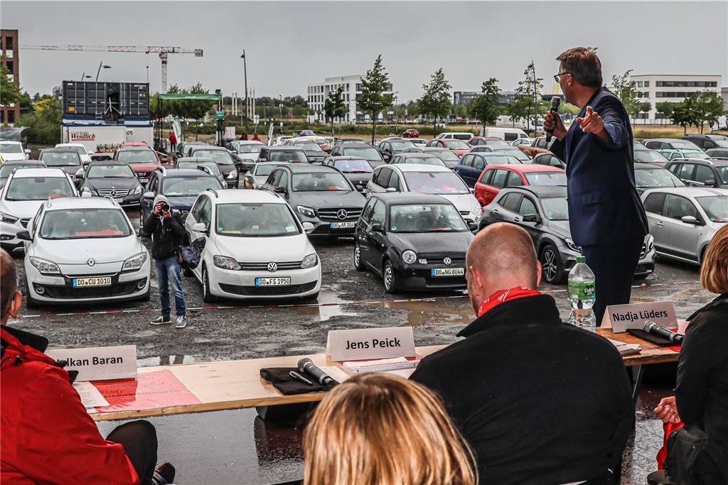 SPD-OB-Kandidat Westphal geht in den Angriffsmodus gegen CDU und Grüne Politik in Pandemie-Zeiten: Thomas Westphal sprach auf Phoenix-West zu den Delegierten, die in ihren Autos saßen.