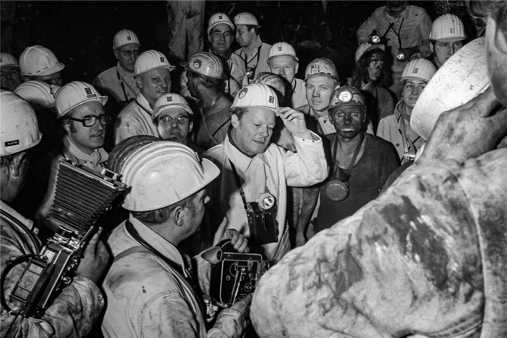 Sterben auf Raten - das Ende des Kohlezeitalters drohte schon früh Politik und Bergbau waren immer eng verflochten. Die SPD - auch mit Willy Brandt (M.) - wurde zur Macht an Rhein und Ruhr im Kampf um den Strukturwandel.