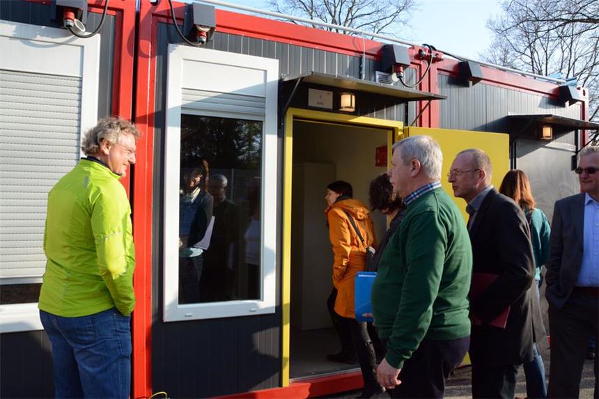 So sehen die neuen Wohncontainer in Selm aus Politiker und Vertreter des Flüchtlingsrates des Kreises Unna haben sich am Dienstag die Flüchtlingsunterkunft an der Industriestraße angesehen. Wohnräume, Sanitäreinrichtungen, Betreuungsräume und Verpflegung sind dort in Containern untergebracht.