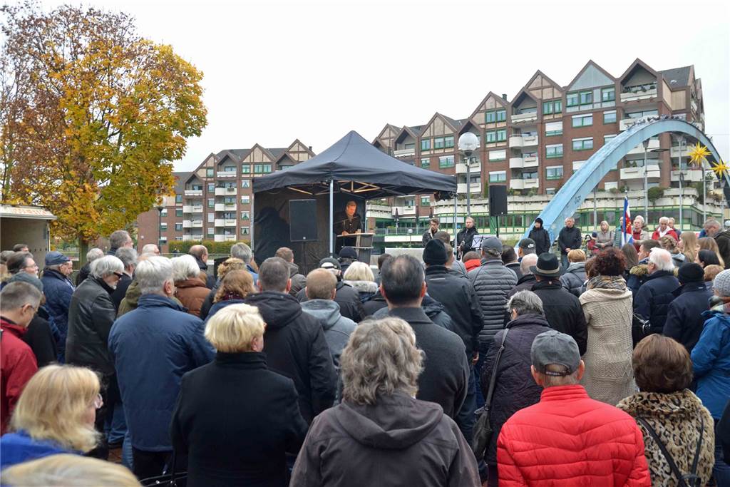 Politiker, Vertreter des Rates der Stadt, Kirchen, Schulen und Lüner Bürger setzten an der Lippebrücke Langestraße (Foto) und am Standort der ehemaligen jüdischen Synagoge an der Stadttorstraße ein Zeichen gegen Rechte Gewalt, Rechtsextremismus und Rechtspopulismus.