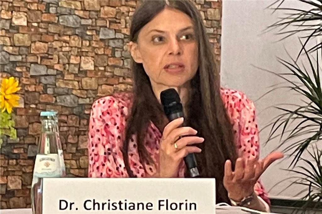 Missbrauch in der Kirche: „Aufhören, mit den Bischöfen Kaffee zu trinken!“ Politikwissenschaftlerin und Journalistin Dr. Christiane Florin gab sich hinsichtlich der Missbrauchsstudie pessimistisch.
