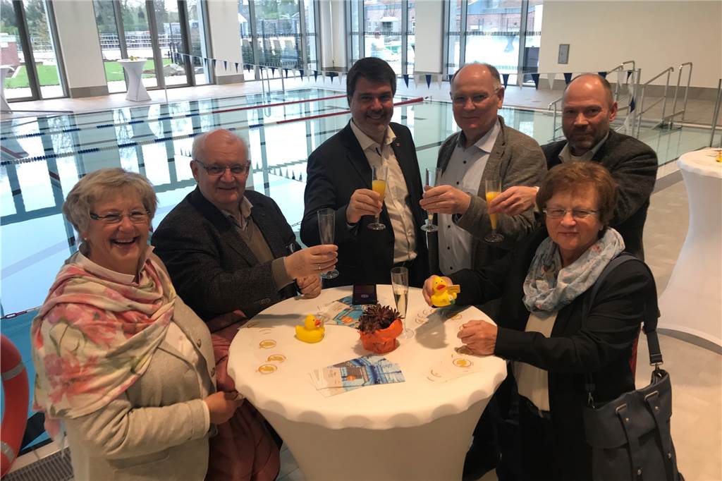 Solebad eröffnet – Mehr als 5000 Besucher stürmen am Samstag das Bad Politische Prominenz mit dem Bundestagsabgeordneten Michael Thews (M.) an der Spitze.
