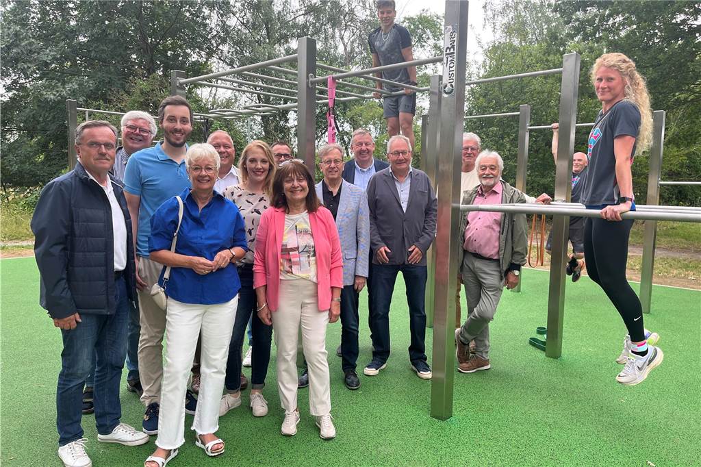 Training mit dem eigenem Körpergewicht: Neuer Sportpark ist eröffnet Auf dem Foto stehen politische und sportliche Akteure Halterns im Calisthenics-Sportpark zusammen.