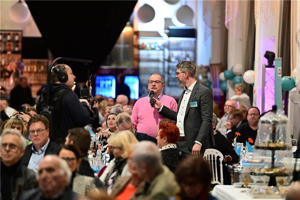 Politischer Aschermittwoch der CDU: Aus dem Publikum werden Fragen an Carsten Linnemann gerichtet.
