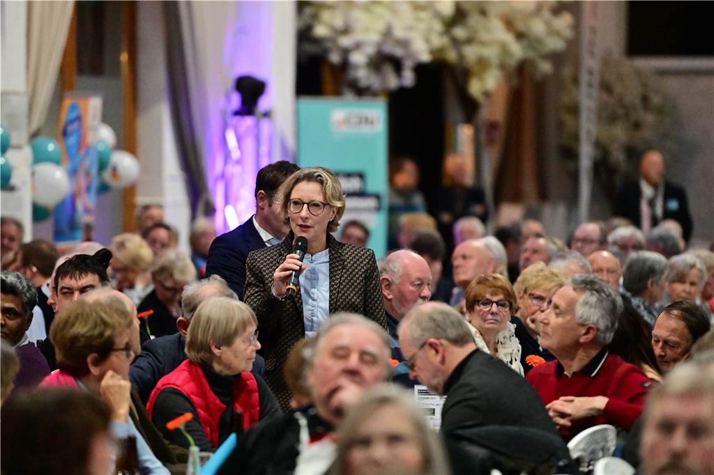 Politischer Aschermittwoch der CDU: Aus dem Publikum werden Fragen an Carsten Linnemann gerichtet.