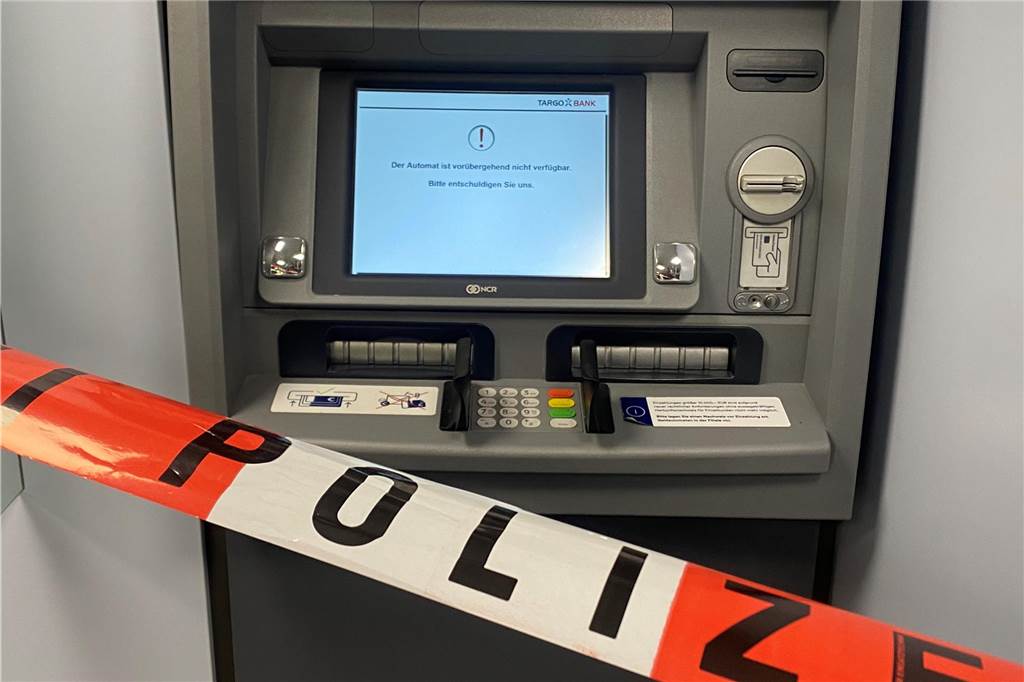Polizeiabsperrung: Kriminelle Masche an mehreren Geldautomaten entdeckt