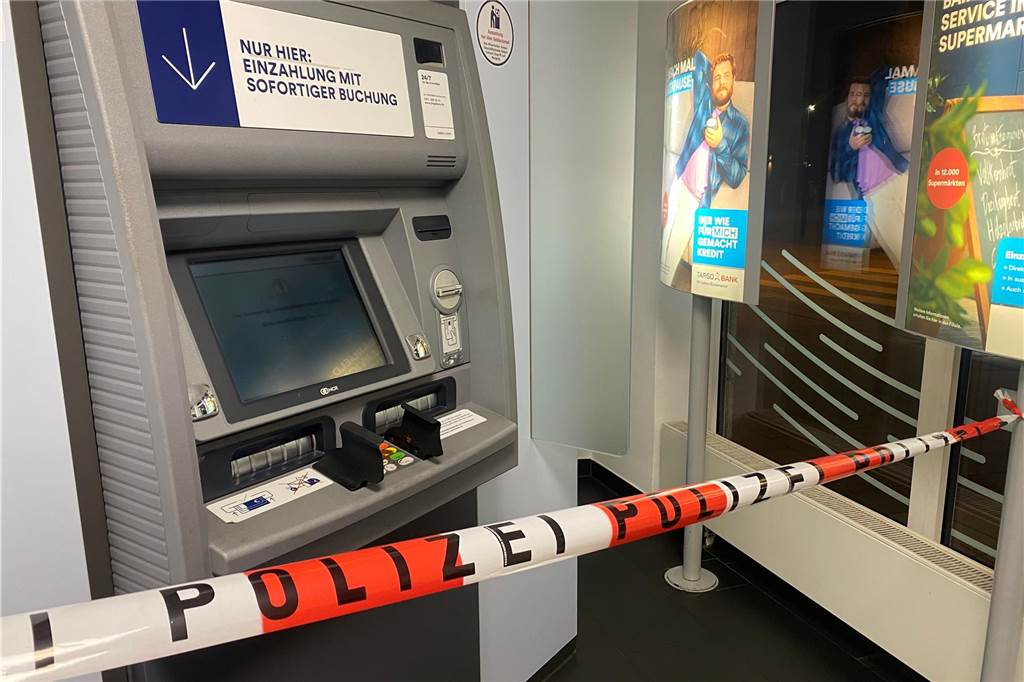 Polizeiabsperrung: Kriminelle Masche an mehreren Geldautomaten entdeckt