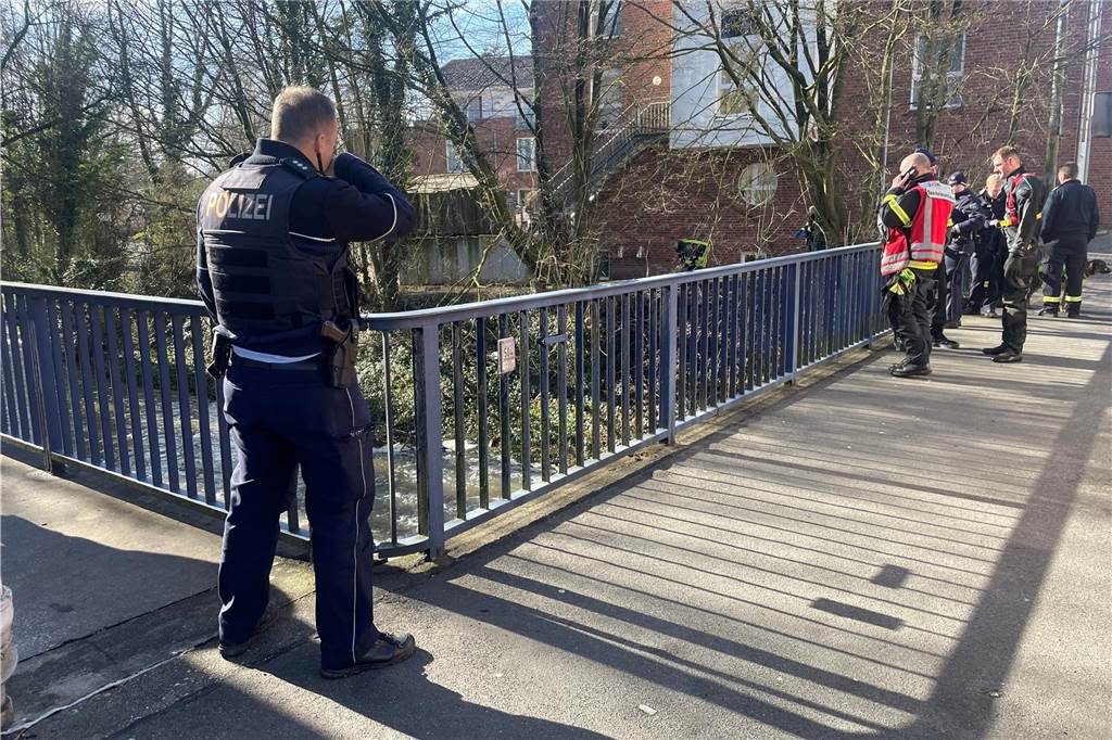 Suche nach vermisstem Werner (59): Mitten im eiskalten und reißenden Wasser Polizei, Feuerwehr, DLRG und Rettungsdienst waren vor Ort.
