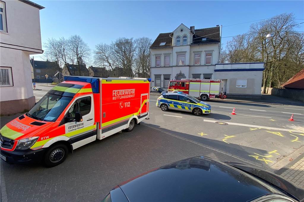 Schwerverletzter Motorrollerfahrer nach Unfall auf Dortmunder Straße Polizei, Feuerwehr und Rettungsdienst am Unfallort: Hier waren Auto und Motorroller gegeneinander geprallt.