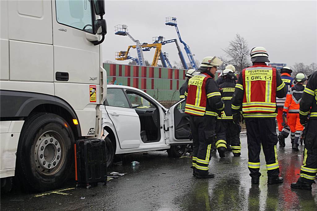Polizei, Feuerwehr und Rettungsdienst waren auf der B1 im Einsatz. Es mussten mehrere Menschen versorgt werden, die bei dem Unfall verletzt wurden – allerdings laut ersten Informationen leicht.
