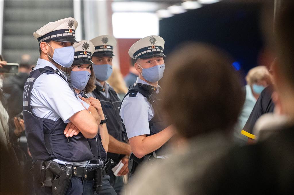 Coronavirus: Überfüllter Linienbus in Dorsten macht Fahrgast Angst Polizei, Ordnungsämter und die Vestische führten Schwerpunktkontrollen in den Bussen durch, um Maskenverweigerer zu erwischen.