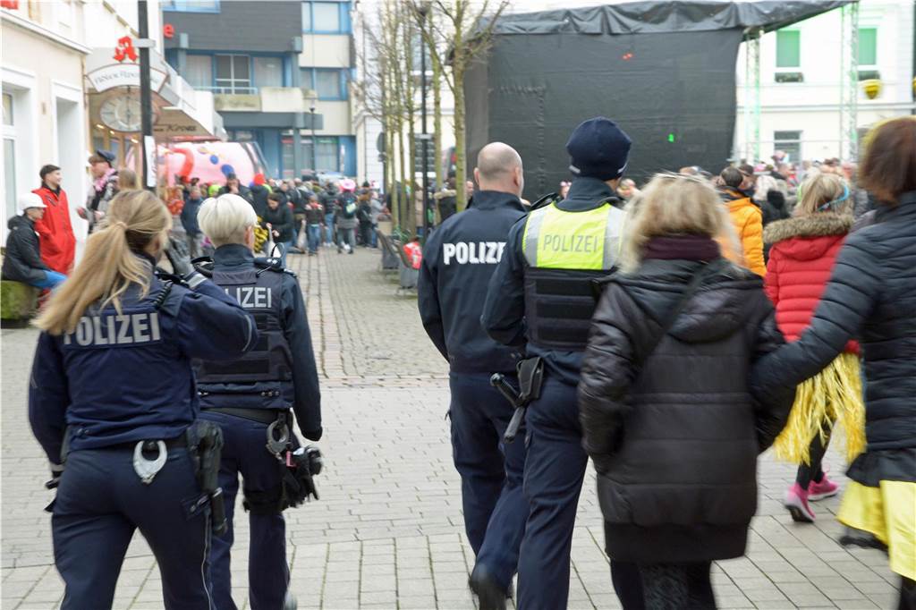 Stadt weist auf Glasverbot an Rosenmontag hin - Bußgelder bei Verstoß Polizeibeamte gehen an Rosenmontag 2023 über den Marktplatz in Werne.
