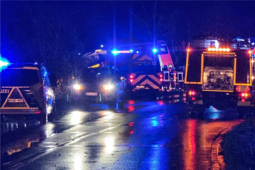 Die Unfallstelle auf der L 579 in Heek: Einsatzfahrzeuge umringen den Doppeldeckerbus, der von der Fahrbahn abgekommen ist.