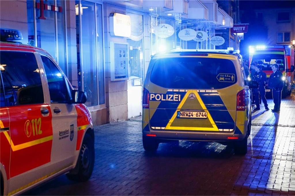 Eingetretene Tür bei Castroper Kirmes: Laden-Pächter Burmann ist sauer Ein Polizeiauto, ein Rettungswagen und Notarzt-Fahrzeug stehen am Abend mit Blaulicht in der Castrop-Rauxeler Altstadt.
