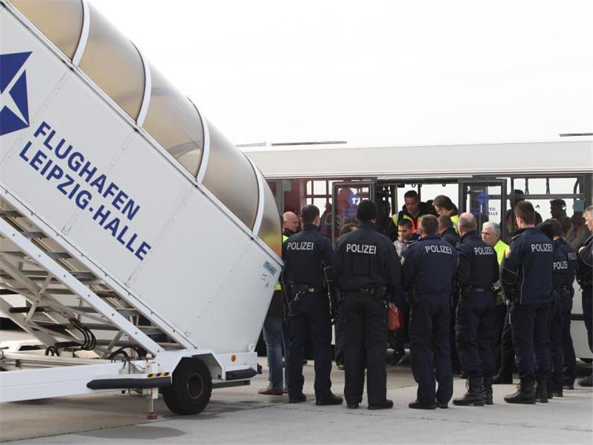 Geplanter Abschiebeflug nach Afghanistan verschoben Polizei überwacht eine Sammelabschiebung auf dem Flughafen Leipzig-Halle. Foto: Sebastian Willnow