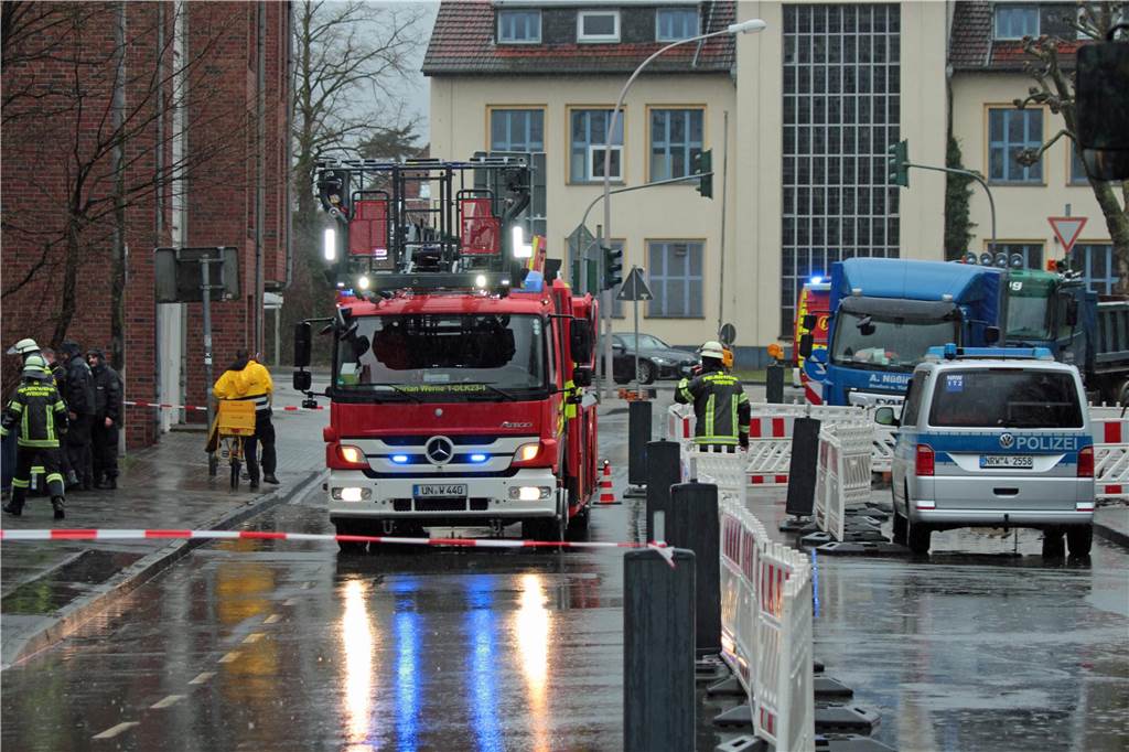 Vermisster Ingo H.: Weiterer Einsatz von Tauchern am Wehr vorgesehen Polizei und Feuerwehr unternahmen am Dienstagvormittag einen weiteren Versuch, den vermissten Ingo H. in der Horne zu finden, mussten aber abbrechen.