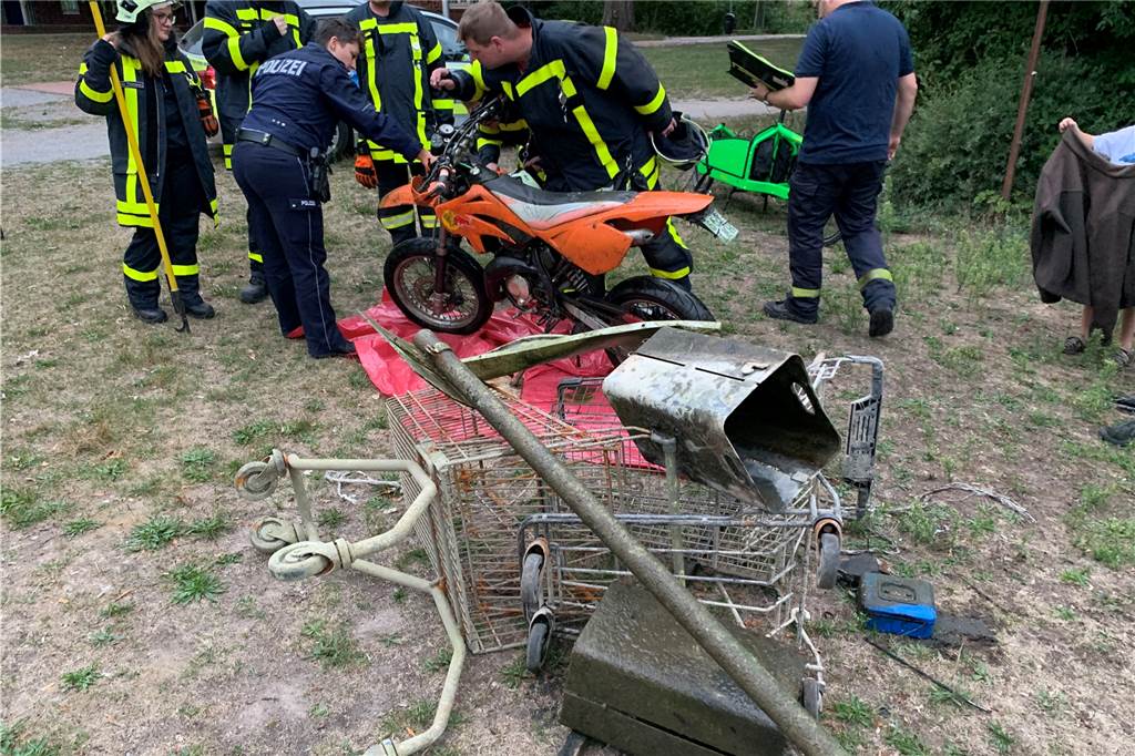 Wie Paul (9) zum Magnetfischen kam - und was er aus den Tiefen des Barkenbergsees holte Polizei und Feuerwehr untersuchen das Fund-Krad aus dem Barkenbergsee.