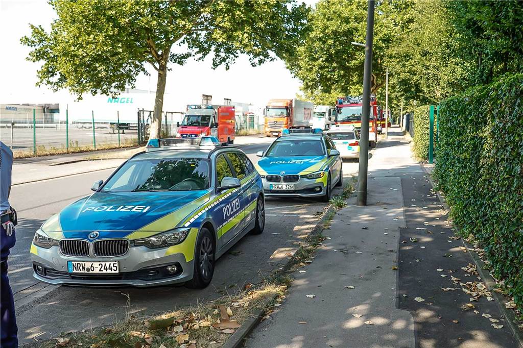 Die kaputte Kühlung eines Transporters ruft die ABC-Einheit der Feuerwehr auf den Plan Polizei und Feuerwehr waren mit einem großen Aufgebot vor Ort.